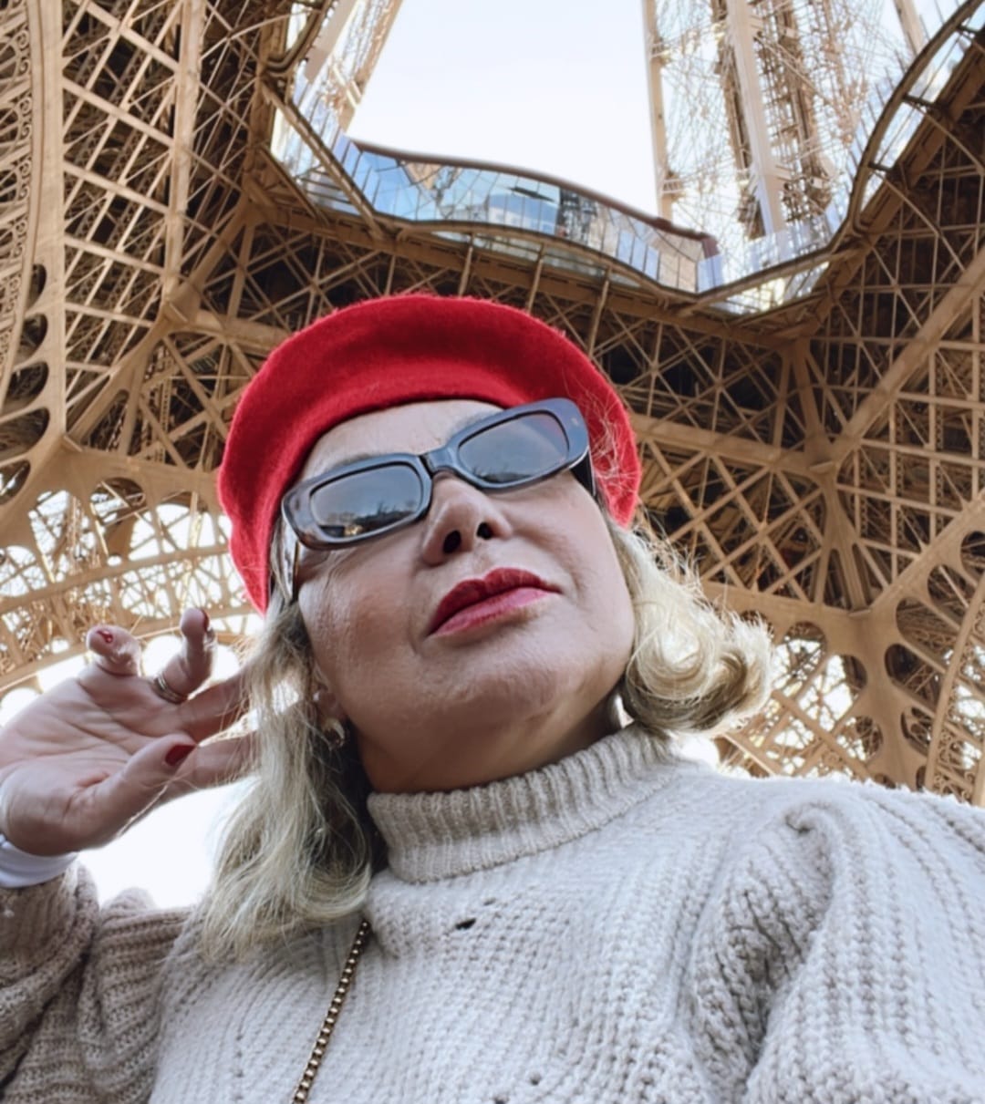 Sandra Martins de boina vermelha sob a Torre Eiffel