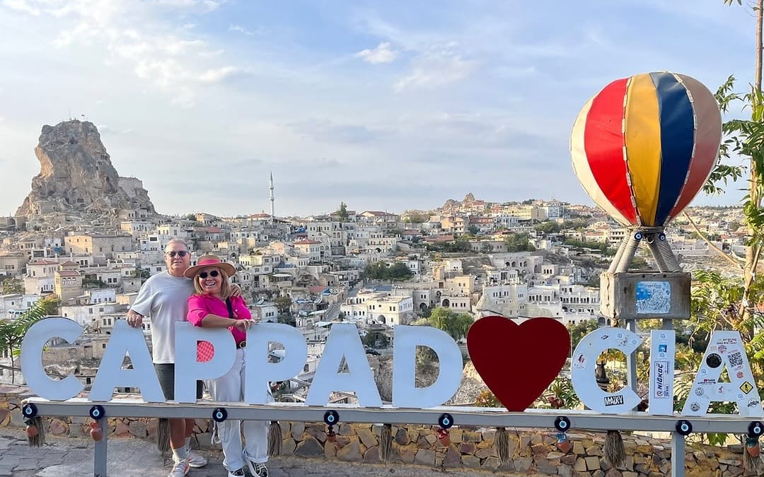 Sandra Martins e o esposo em um mirante na Cappadócia